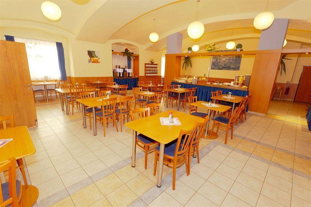 Adeba Hotel Praag Buitenkant foto